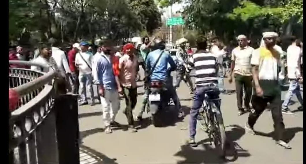 Dhanbad: ट्रक चालक की हत्या से भड़का आक्रोश, फिर पढ़िए -आगे क्या हुआ