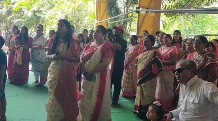 महिलाओं ने पहले सिंदूर खेला फिर नम आखों से दी मां दुर्गा विदाई