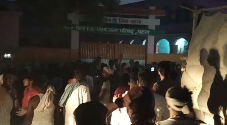 बच्चों के लिए मध्याह्न भोजन बना आफत! MDM में मिला सांप, दर्जनों बच्चे बीमार, स्कूल में ताला लगाकर शिक्षक फरार