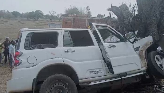 BREAKING: चतरा में भीषण सड़क हादसा, पेड़ से टकराई स्कॉर्पियो, तीन लोगों की मौत, सात घायल