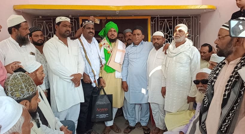 पेश इमाम की विदाई में लोगों की आंखें हुई नम, पगड़ी बांध व अंगवस्त्र देकर किया सम्मानित