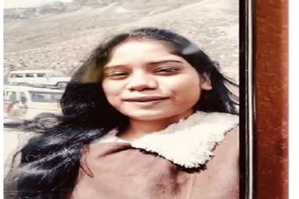 हनीमून पर पति ने वाइफ के फोन में देख लिया दोस्तों के साथ साथ पार्टी करते हुए तस्वीर, नाराज पत्नी ने उठा लिया खौफनाक कदम