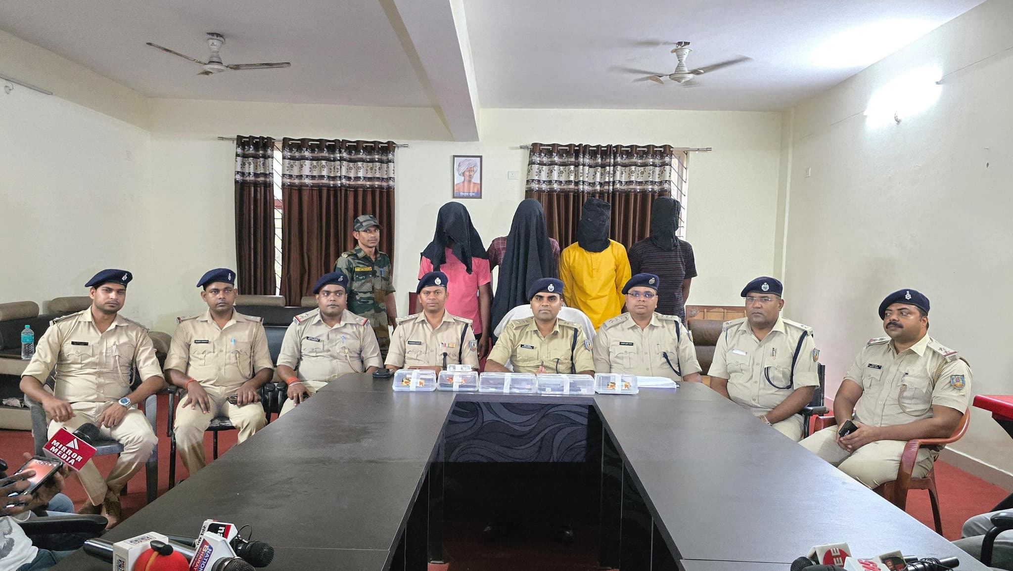 धनबाद पुलिस को मिली बड़ी कामयाबी,बंगाल और बिहार से जुड़े बड़े गिरोह के चार हथियार के साथ पकड़े गए