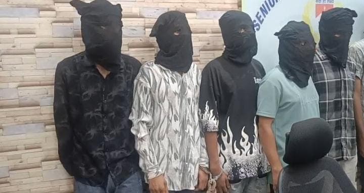 Crime News: जमशेदपुर पुलिस ने फायरिंग और चैन स्नैचिंग मामले का किया खुलासा, 9 गिरफ़्तार, ये सामान बरामद