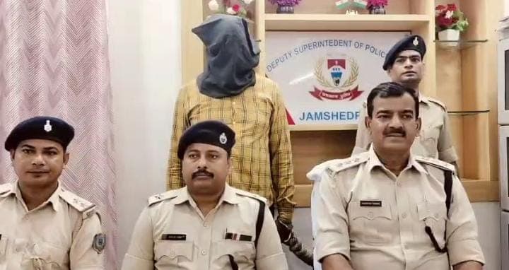 जमशेदपुर: फर्जी अधिकारी बन ठगी करने वाला आरोपी गिरिडीह से गिरफ़्तार, लम्बे समय से पुलिस कर रही थी तलाश