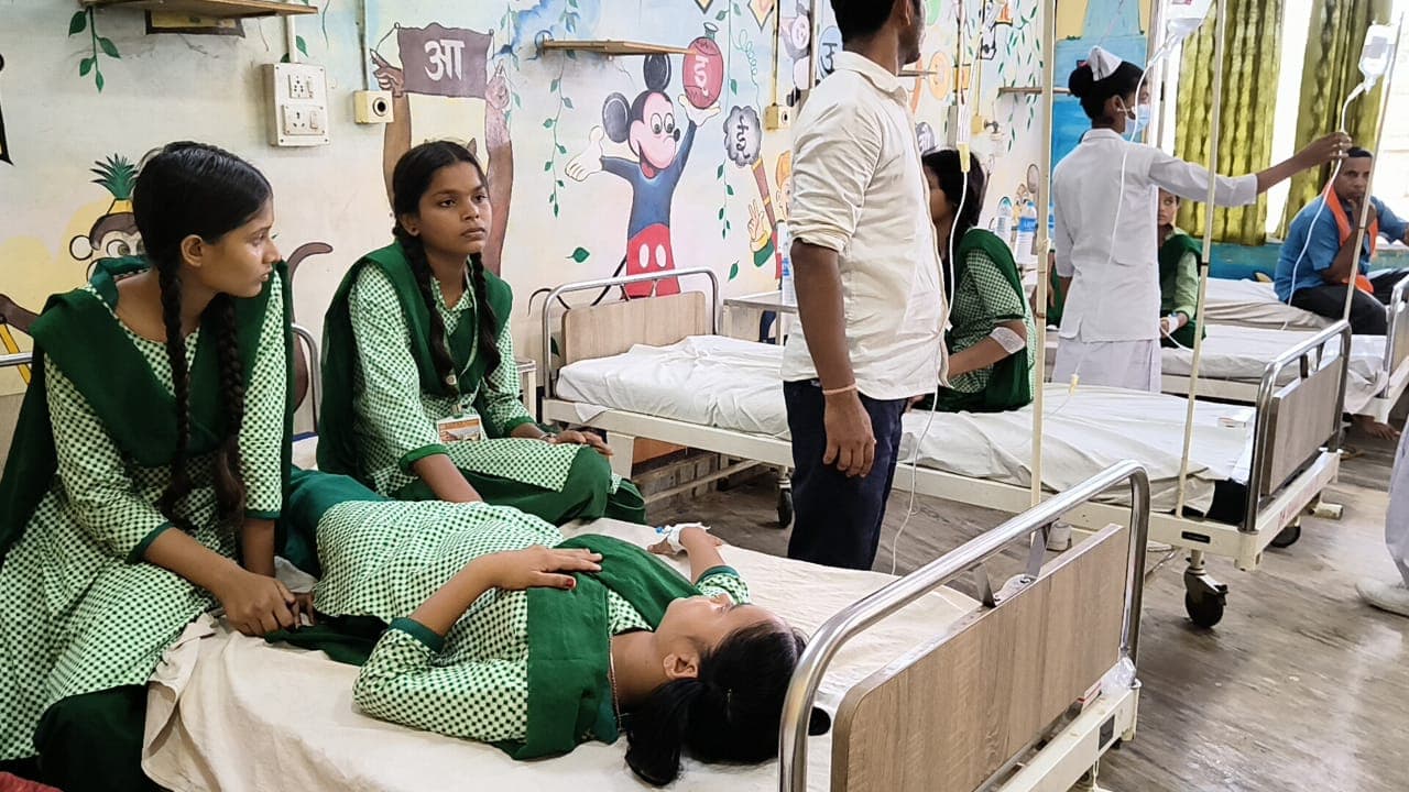 गोड्डा: कस्तूरबा गांधी आवासीय विद्यालय में फूड पॉइज़निंग से 60 से ज्यादा छात्राएं बीमार, इलाज जारी, जानिए वार्डन ने क्या कहा
