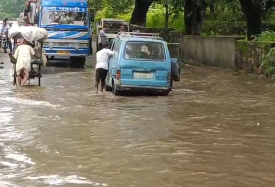 जमशेदपुर:बारिश और कमिंस कंपनी ने बिगाड़ी ग्रीन सिटी जमशेदपुर की सूरत,नाला बंद होने से नर्क हुई लोगों की जिंदगी