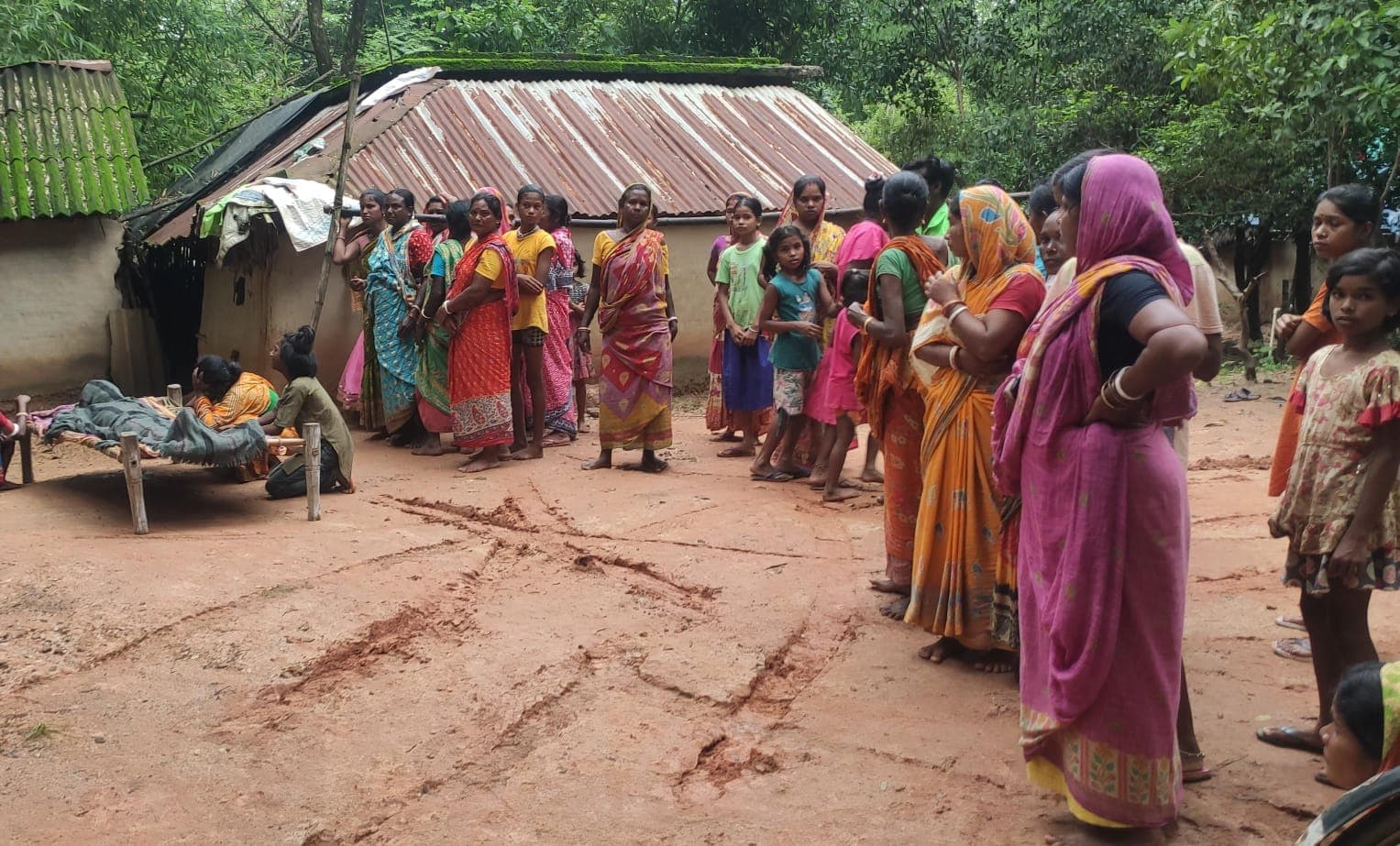 हे भगवान! जमीन पर गद्दा बिछाकर सो रहे भाई-बहन को जहरीले सांप ने काटा, भाई की मौत, बहन की हालत खराब