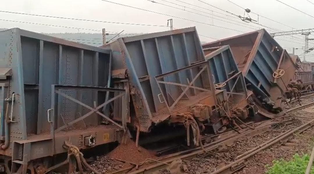 सरायकेला: चांडिल स्टेशन के पास दो मालगाड़ियों के बीच टक्कर, कई डब्बे पटरी से उतरे