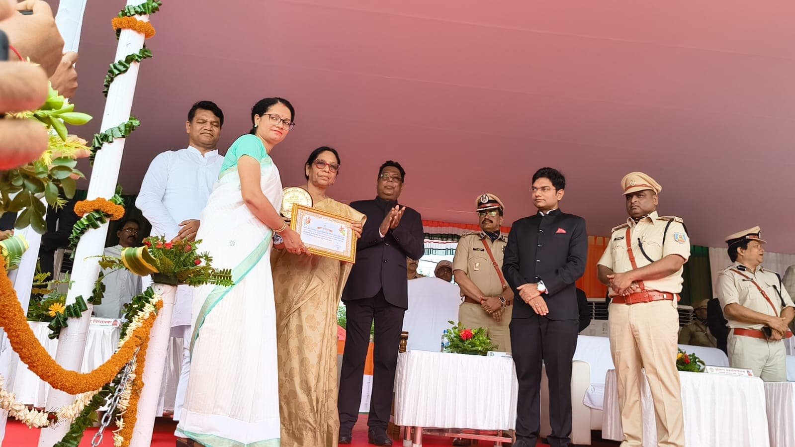 दुमका: उपराजधानी में शान से लहराया तिरंगा, आयुक्त ने किया झंडोत्तोलन