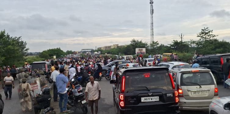 BIG BREAKING: रांची-पतरातू रोड को आदिवासियों ने परंपरागत हथियार के साथ किया जाम, पुलिस मुस्तैद