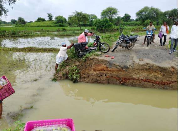 बारिश ने बिगाड़ी हालत: परता पंचायत का संपर्क मार्ग टूटा, आवागमन ठप, अस्पताल और बाजार तक पहुंचना हुआ मुश्किल
