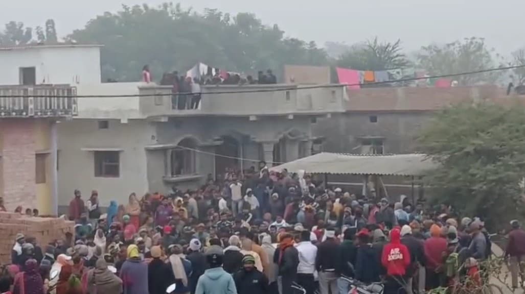 BREAKING: मुजफ्फरपुर में करंट लगने से एक ही परिवार के तीन लोगों की मौत,  पूरे गांव में पसरा मातम