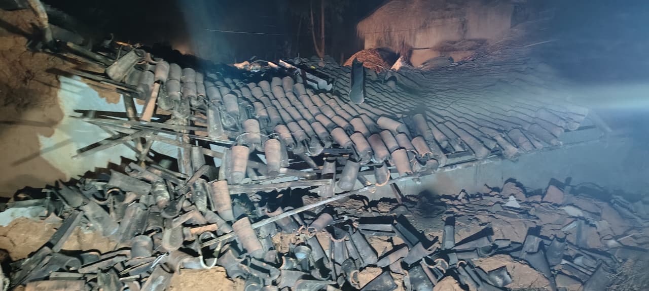 आधी रात टुंडी में हाथियों का तांडव, घरों को किया क्षतिग्रस्त, मशालचियों ने झुंड को खदेड़ा