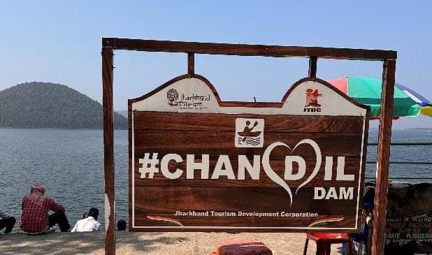 अपनी मनोरम छटा से लोगों का ध्यान खींच रहा है सरायकेला का चांडिल डैम, नए साल को लेकर पर्यटकों से हुआ गुलजार