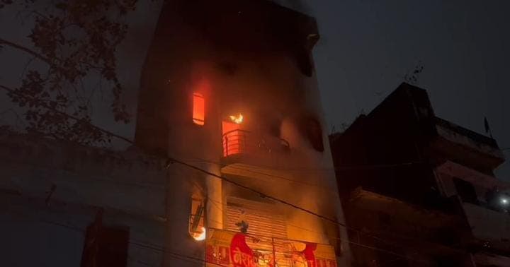 बड़ी खबर:बेतिया में भयंकर हादसा, तीन मंजिल इमारत में आग लगने से एक महिला की मौत