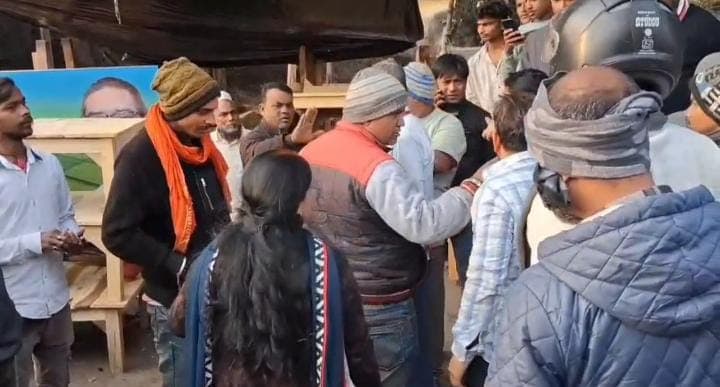 बीच सड़क पति-पत्नी और वो करने लगे हाई वोल्टेज ड्रामा,फिर क्या हुआ पढ़े