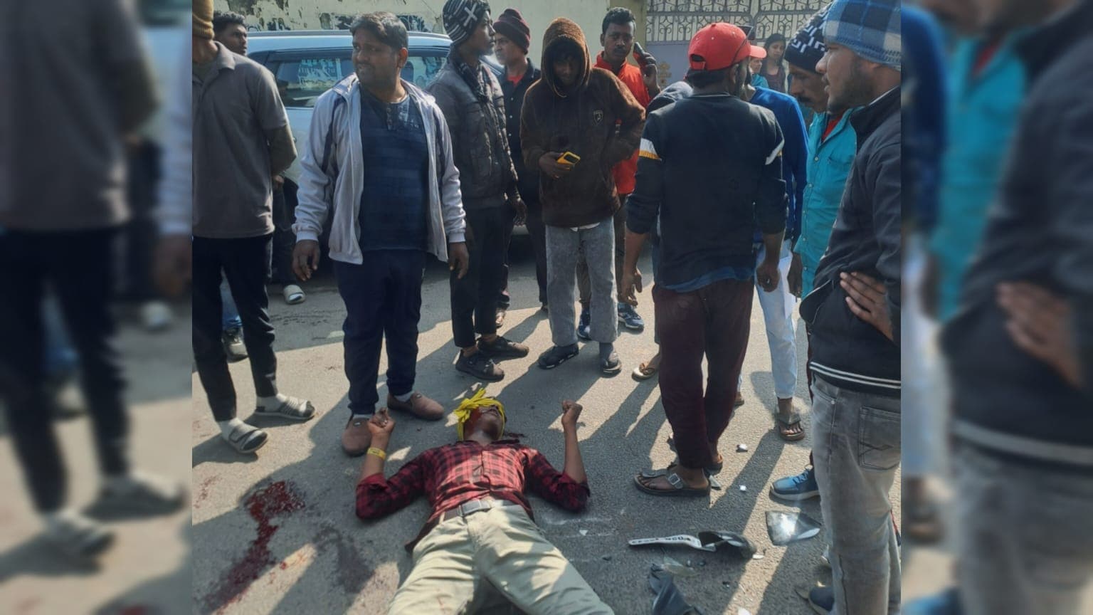 अवैध बालू लदे ट्रैक्टर की टक्कर से बाइक सवार युवक गंभीर घायल, रिम्स रेफर