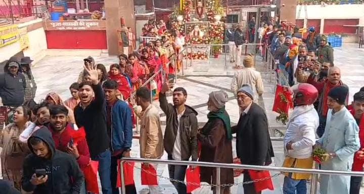 नए साल के पहले दिन महावीर मंदिर में उमड़ा आस्था का जबसैलाब, भक्तिमय हुआ माहौल