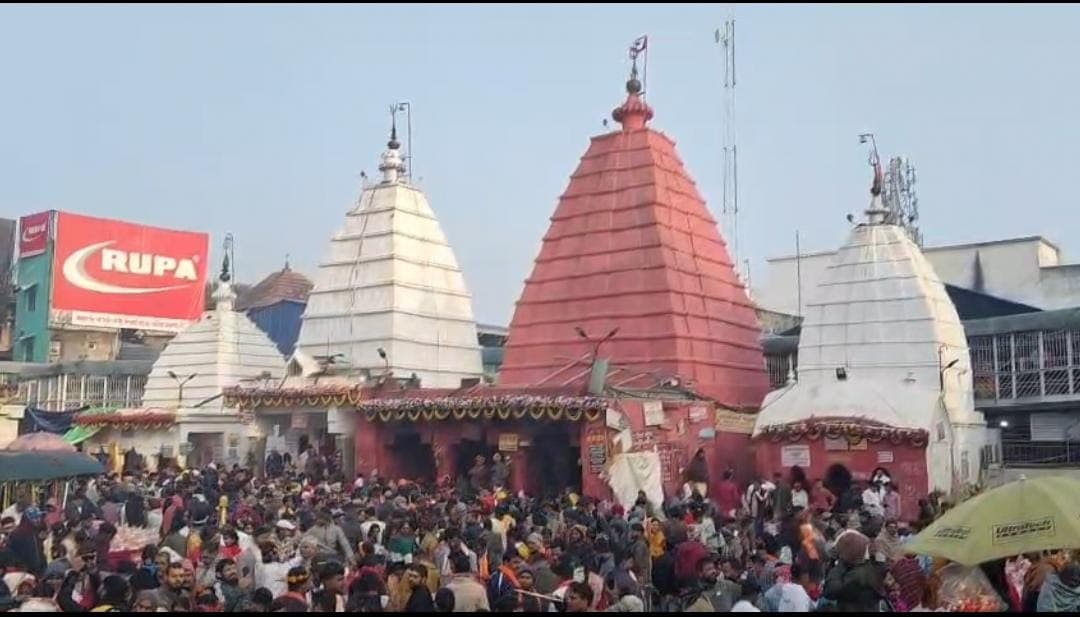 नए साल पर देवघर के बाबा मंदिर में उमड़ी आस्था की भीड़, आज कोई वीआईपी व्यवस्था नहीं होगी उपलब्ध