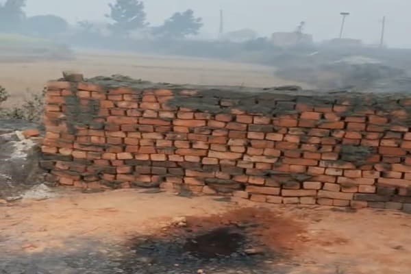 हजारीबाग के केरेडारी ट्रांसपोर्टिंग मार्ग पर रातों-रात खड़ी हुई दीवार, कोयला ढुलाई ठप, ट्रकों की लगी लंबी कतार