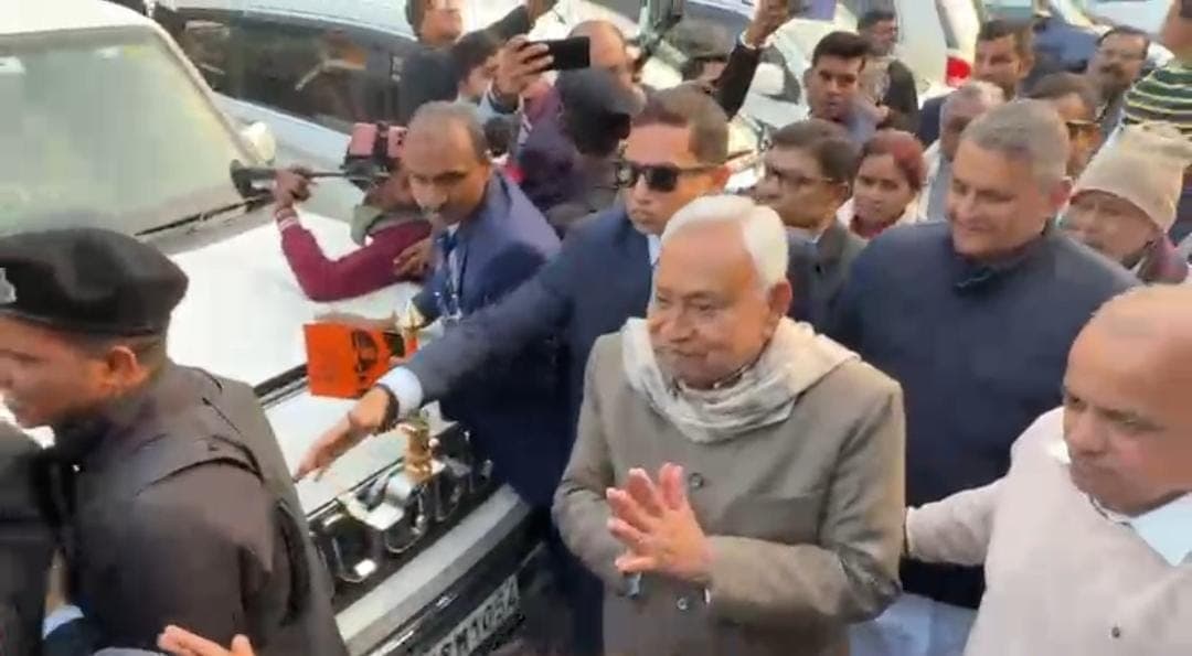 जदयू कार्यालय पहुंचे मुख्यमंत्री नीतीश कुमार, कार्यकर्ताओं से की मुलाकात, नववर्ष की दी शुभकामनाएं