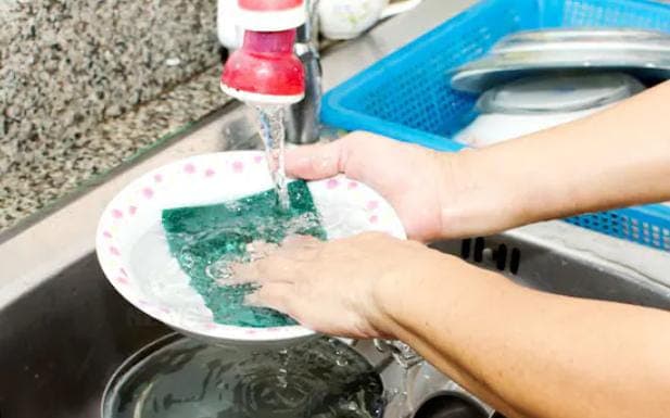 इस कड़ाके की ठंड में बर्तन धोने में हो रही परेशानी, तो फिर इस जुगाड़ का करें इस्तेमाल 