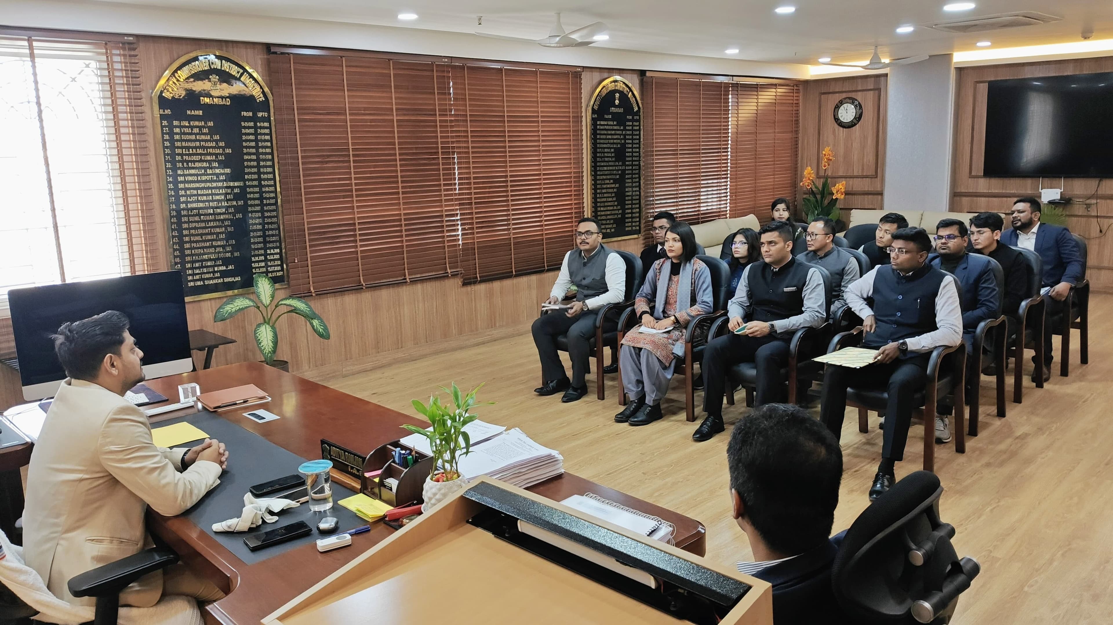 धनबाद पहुंची मसूरी से प्रशिक्षु आईएएस की टीम,डीसी से मुलाकात के बाद कोयला खनन की चुनौतियों को जाना!