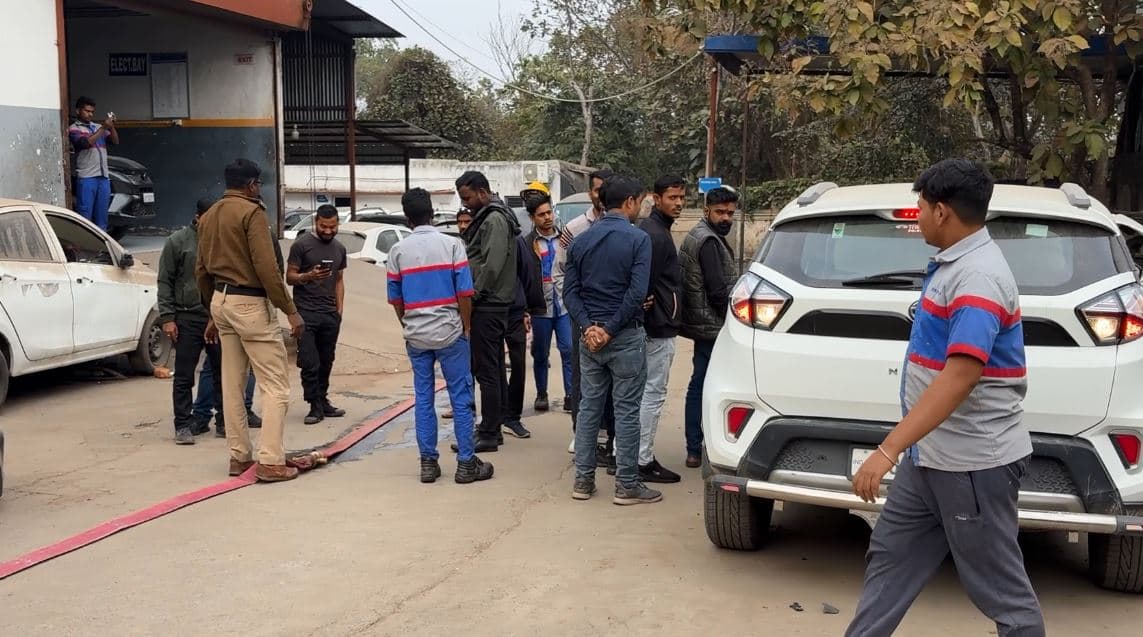 CM आवास के सामने टला बड़ा हादसा, टाटा मोटर्स शोरूम के जेनरेटर में लगी आग