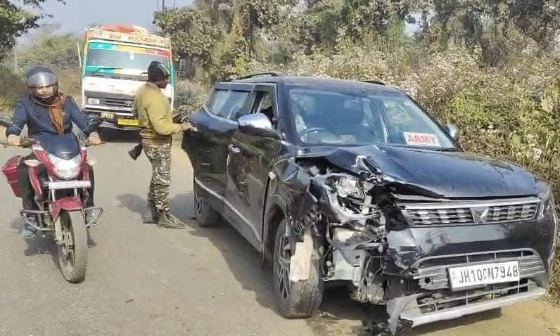 धनबाद: बलियापुर में XUV और बाइक की आमने-सामने टक्कर, रिकवरी एजेंट की हालत गंभीर