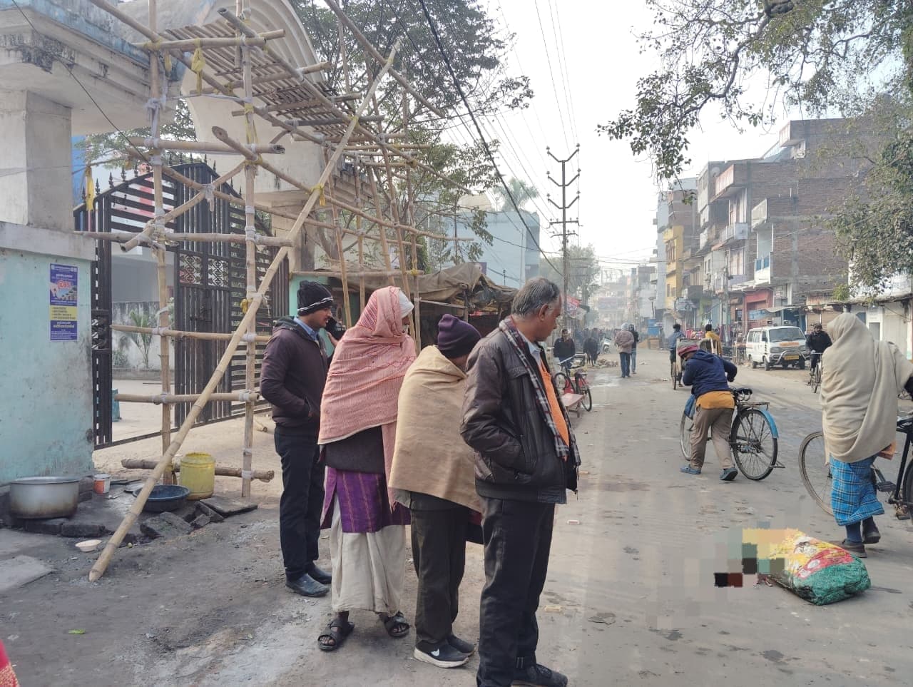 इंसानियत हुई शर्मसार: सदर अस्पताल के बाहर कचरे में मिला नवजात,मासूम के शव को नोचकर खा रहे थे कुत्ते