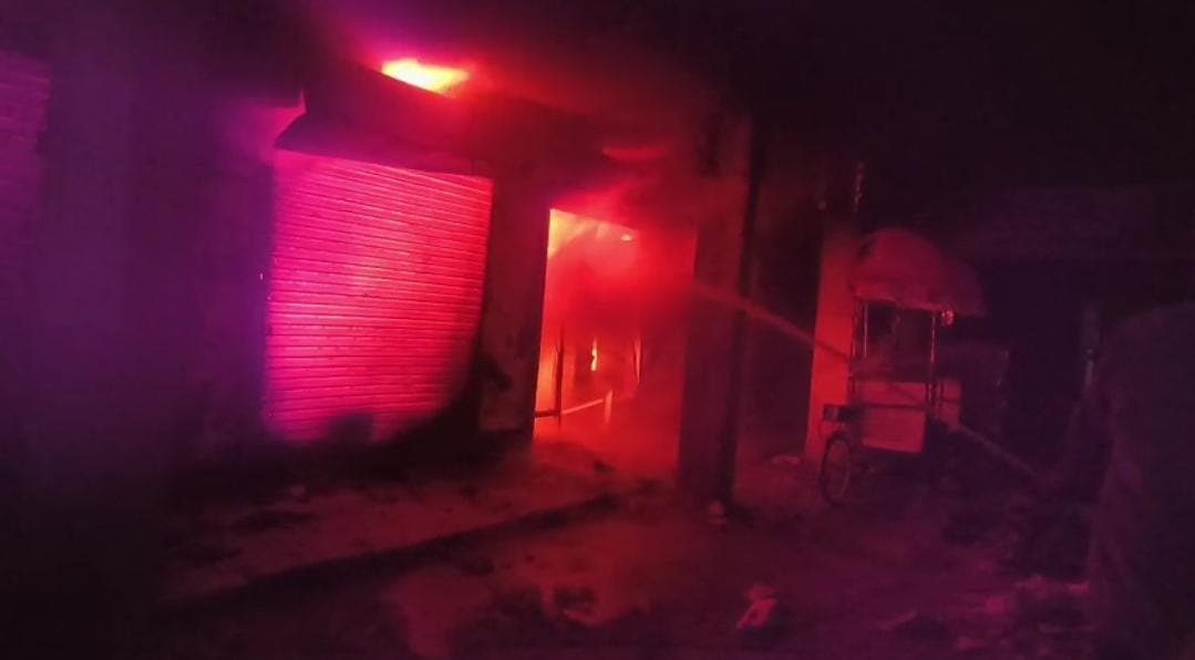 जपला–छतरपुर रोड पर इलेक्ट्रॉनिक शोरूम में लगी भीषण आग, 30 लाख का सामान जलकर हुआ खाक