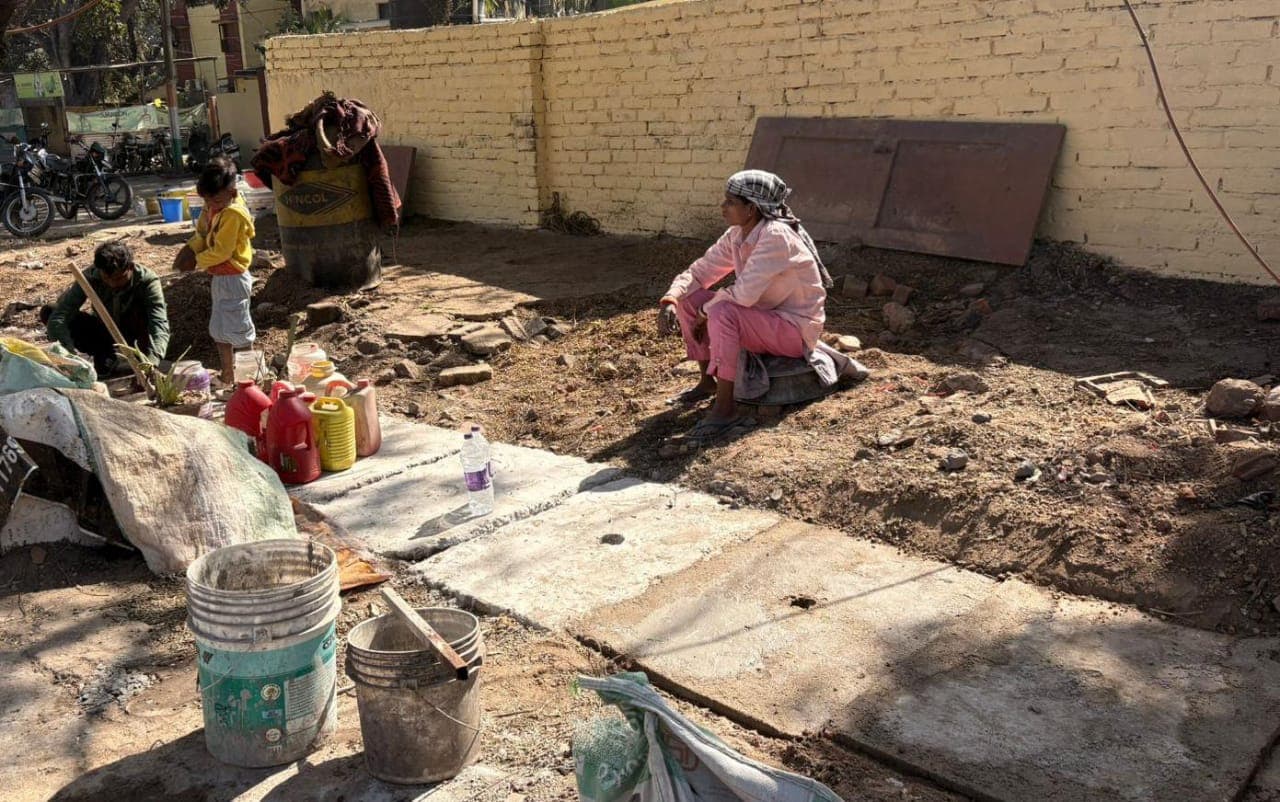 सरायकेला:आदित्यपुर में पुराने स्लैब से नाली ढंकने का खेल उजागर, नगर निगम के जेई की भूमिका संदिग्ध