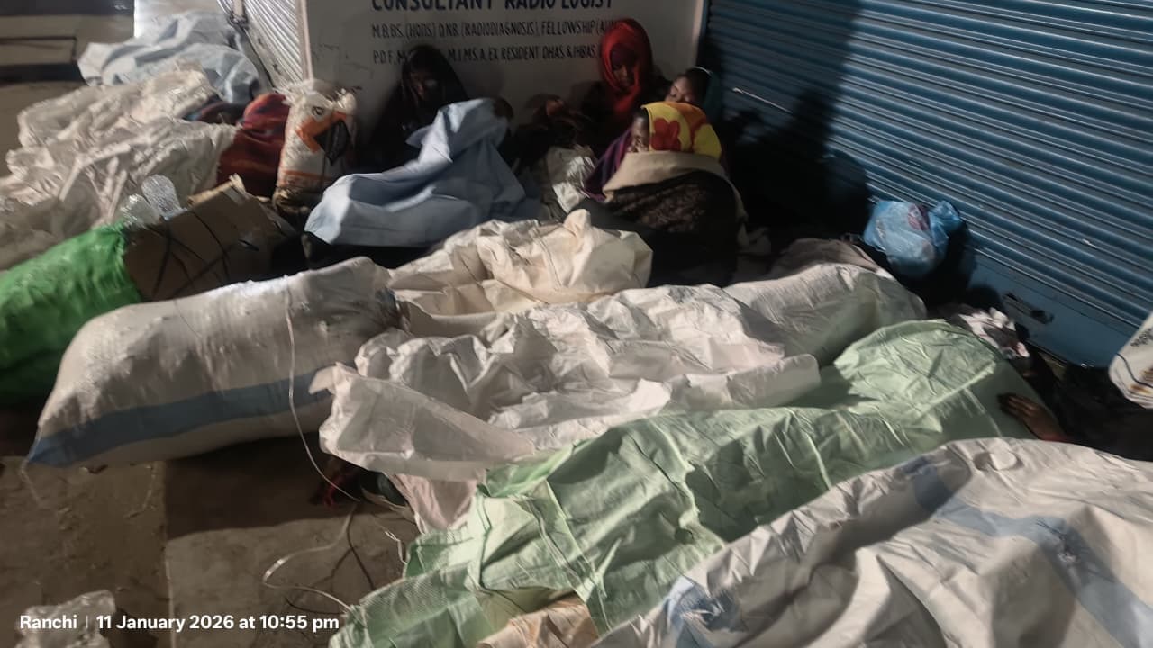 कड़ाके की ठंड में बेघर ज़िंदगियां, रांची में प्लास्टिक के बोरे में रात गुज़ारने को मजबूर आदिवासी महिलाएं