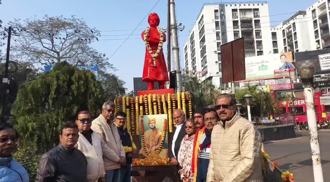 स्वामी विवेकानंद की 163वीं जयंती मनी, आदमकद प्रतिमा पर किया गया माल्यार्पण