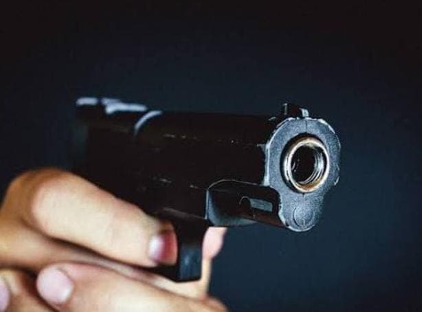 सुरेश सिंह हत्याकांड के गवाह देवेंद्र सिंह पर लगा फायरिंग करने का आरोप, खोखा और कारतूस बरामद