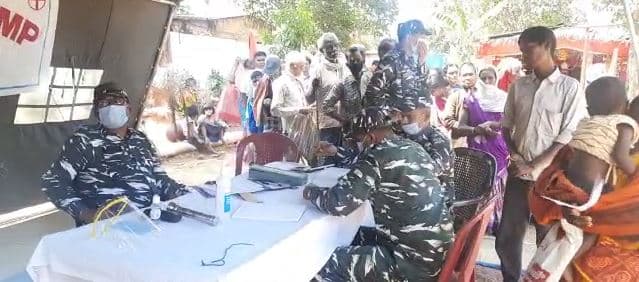 चिकित्सा शिविर का हुआ आयोजन, सीआरपीएफ कमांडेंट ने ग्रामीणों के बीच जरूरी सामानों का किया वितरण