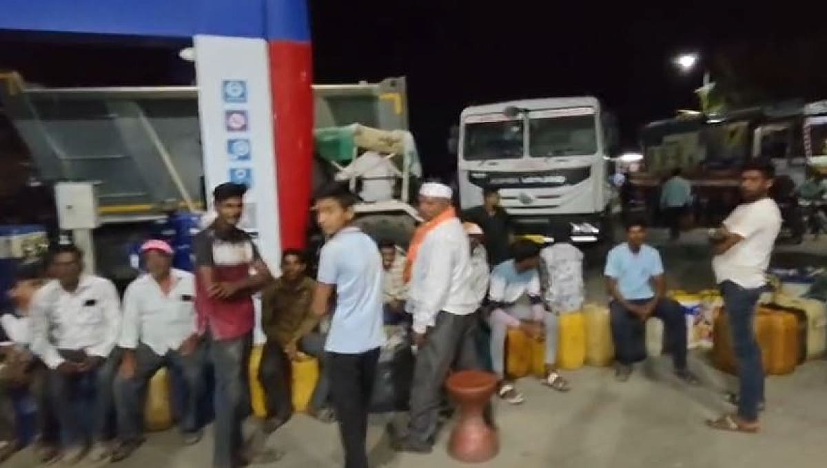 भरपेट खाओ फिर तेल लेकर जाओ…’पूरे दिन लाइन में खड़े लोगों को पंप मालिक ने खिलाया खाना