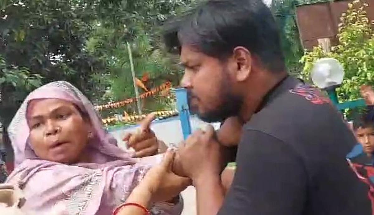 OMG! पहले पति को कॉलर पकड़कर घसीटा,फिर हाथ पर दांत काटा, पत्नी की करतूत देख माथा पीटने लगे लोग