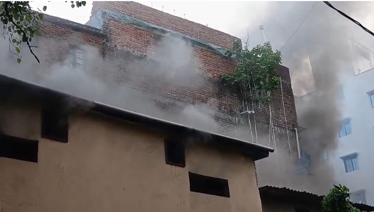 जमशेदपुर में होटल गणगौर वर्कशॉप में लगी आग, लाखों का सामान जलकर खाक