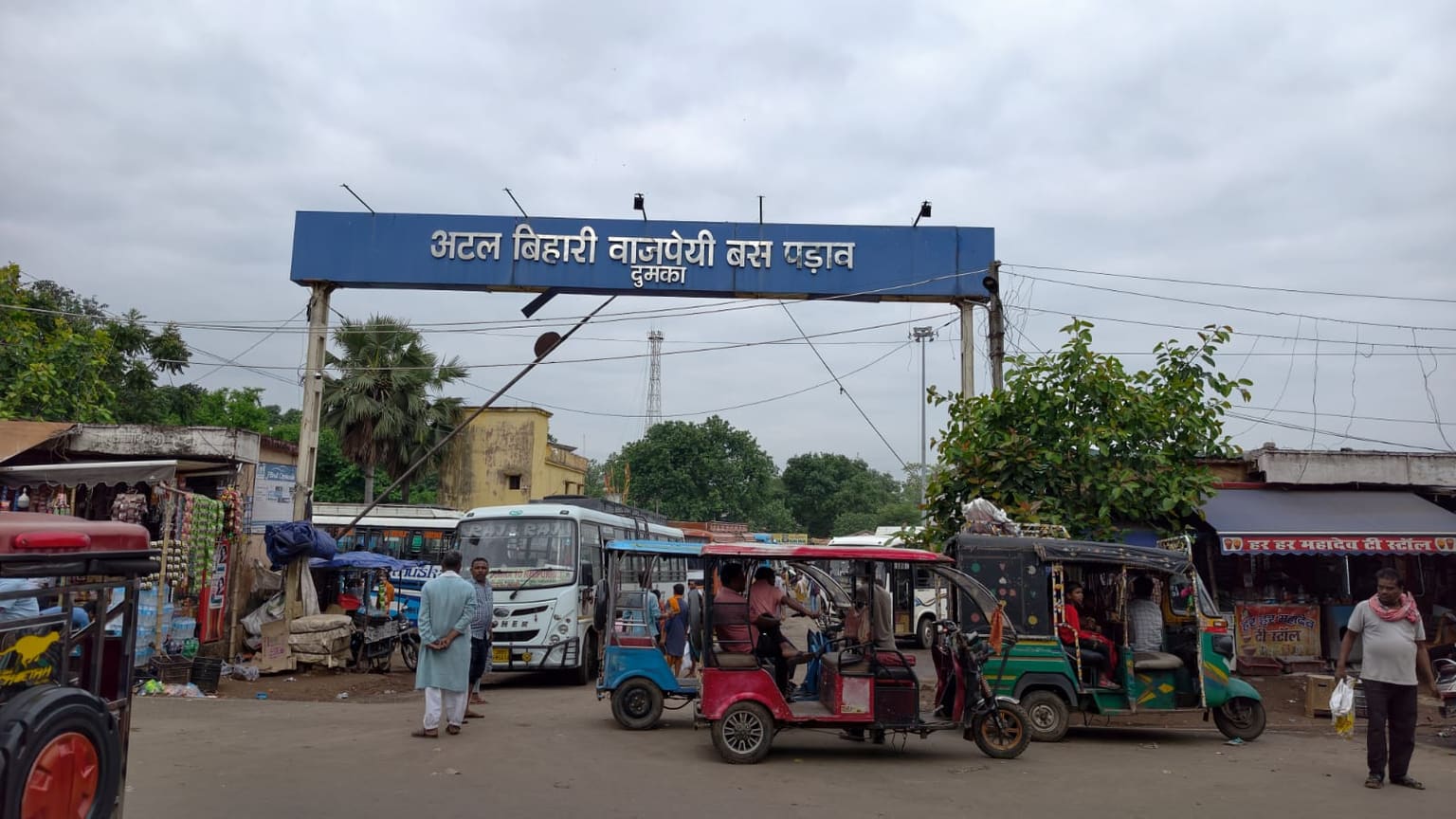 दोस्ती निभाने निकला सह चालक, बस लेकर हुआ फरार, दुर्घटनाग्रस्त मिली बस