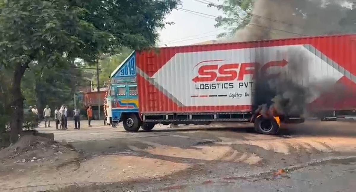 सरायकेला में बड़ा हादसाः बिजली तार की चपेट में आया कंटेनर, लगी भीषण आग