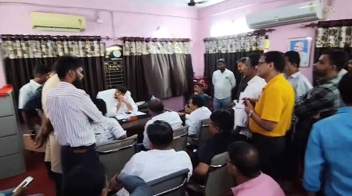 टेंडर सिस्टम के खिलाफ बगावत! आदित्यपुर नगर निगम में संवेदकों का प्रदर्शन