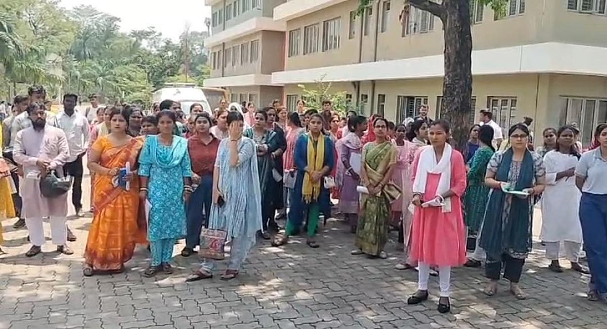 जमशेदपुर में बीएड प्रवेश परीक्षा पर बवाल, एंट्री नहीं मिलने पर छात्रों ने जमकर किया हंगामा