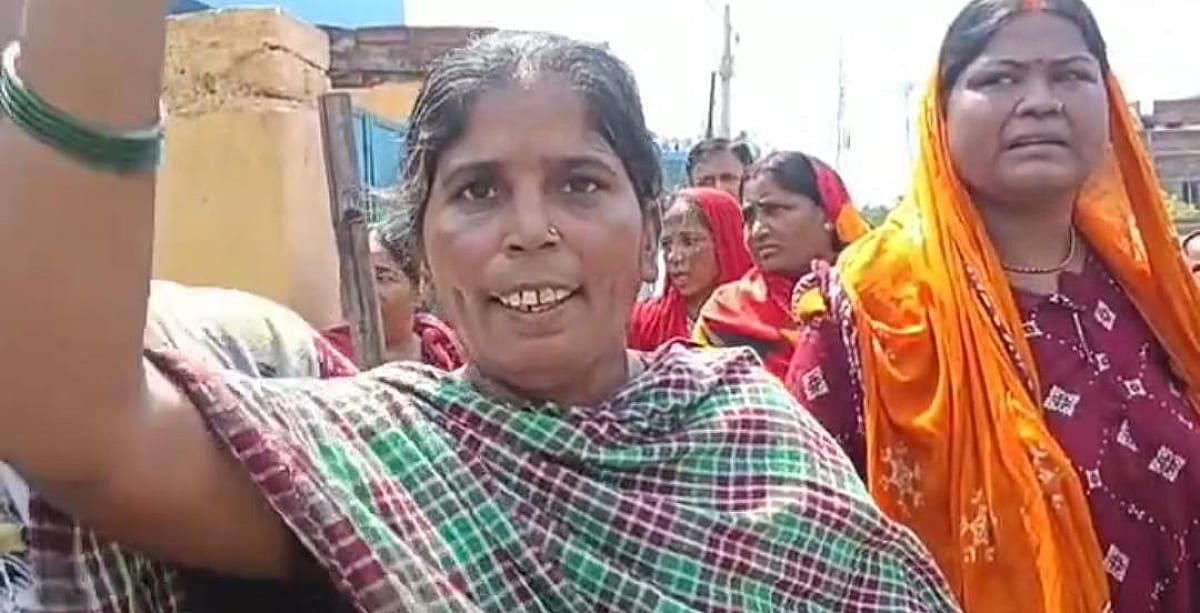 गोलपहाड़ी-गोविंदपुर सड़क की बदहाली पर फूटा लोगों का गुस्सा, सड़क जाम कर प्रदर्शन