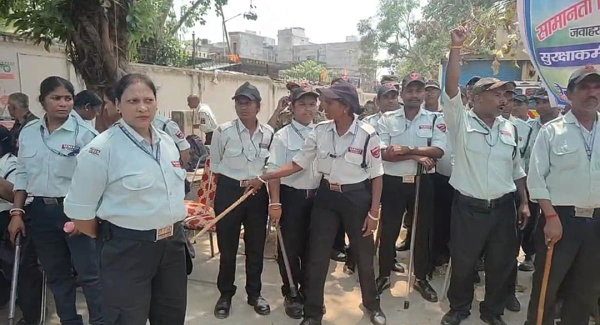 अचानक रणक्षेत्र बना भागलपुर का मायागंज अस्पताल, सुरक्षाकर्मियों ने अधीक्षक कार्यालय के सामने चलाई लाठियां