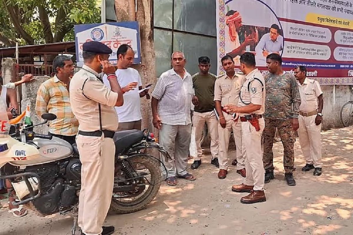 पीछे देखिए, कपड़ा फंसा है... बातों में उलझाकर रिटायर्ड फौजी से 50 हजार उड़ा ले गए ठग