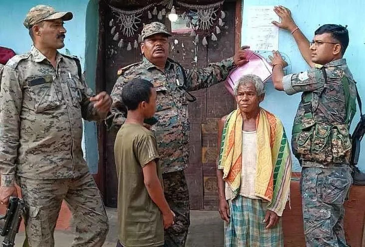 चाईबासा: 15 लाख के इनामी नक्सली समेत 3 फरार आरोपियों पर पुलिस का शिकंजा, घर-घर चिपका इश्तेहार