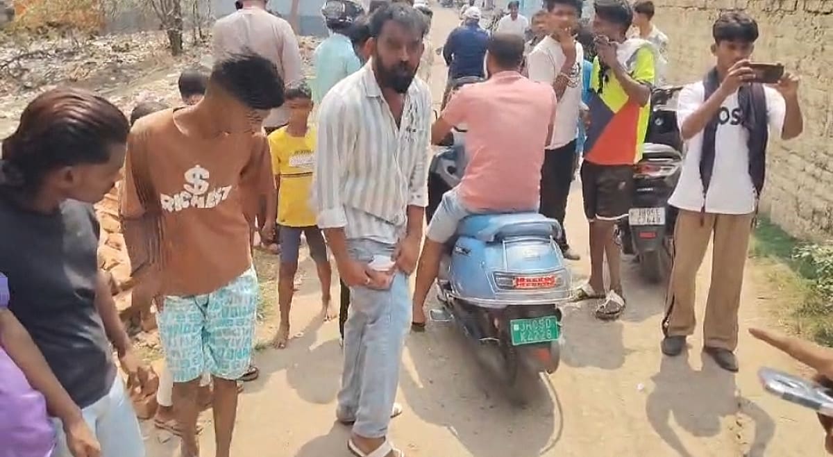 सरायकेला में फायरिंग से दहशत: पहले फोन पर मांगी रंगदारी, फिर आधे घंटे बाद पहुंचकर चला दी गोली