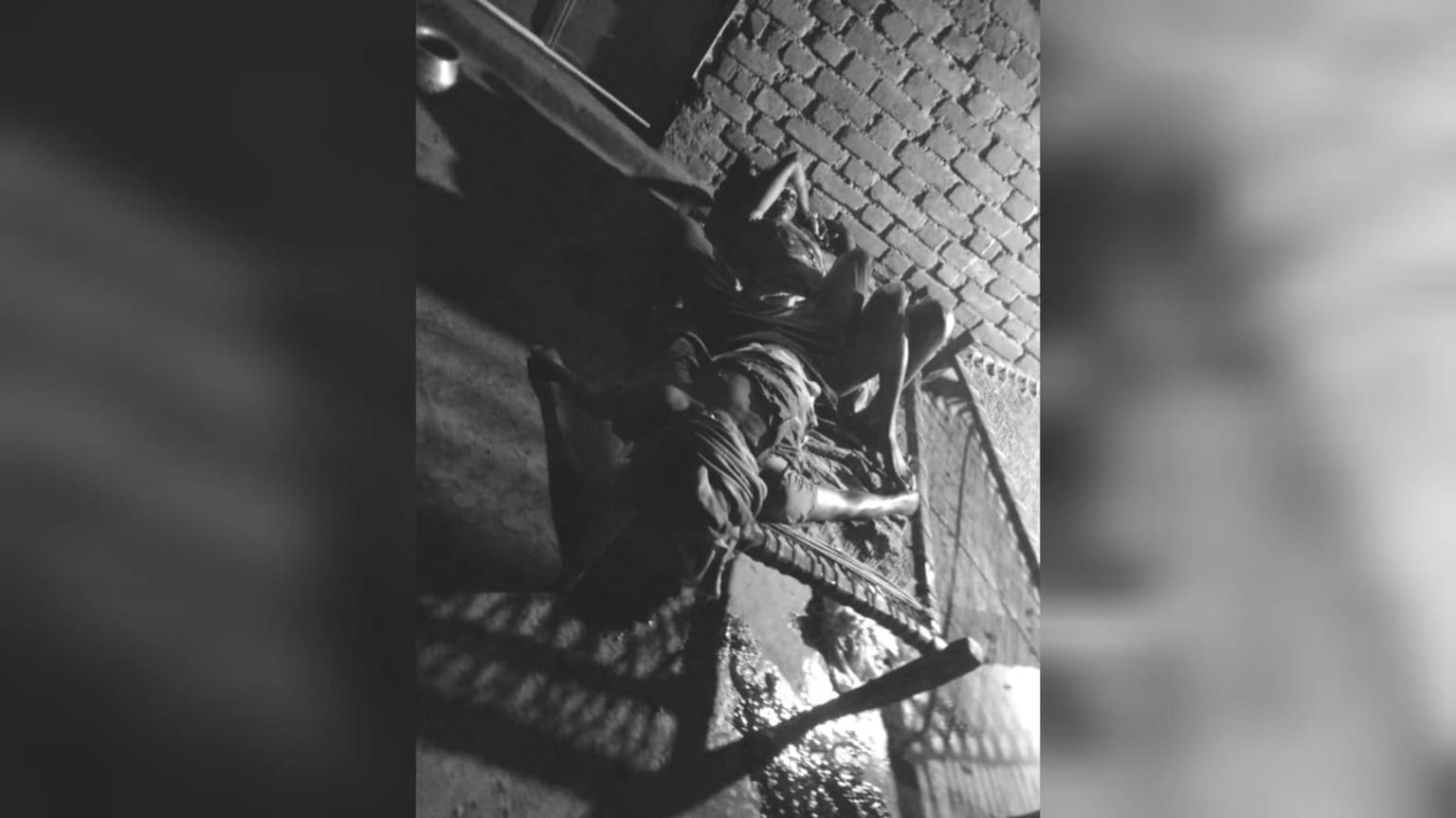 घर के आंगन में सो रहे दंपति पर धारदार हथियार से हमला, खटिया पर लादकर पत्नी को पहुंचाया अस्पताल, दोनों की गई जान